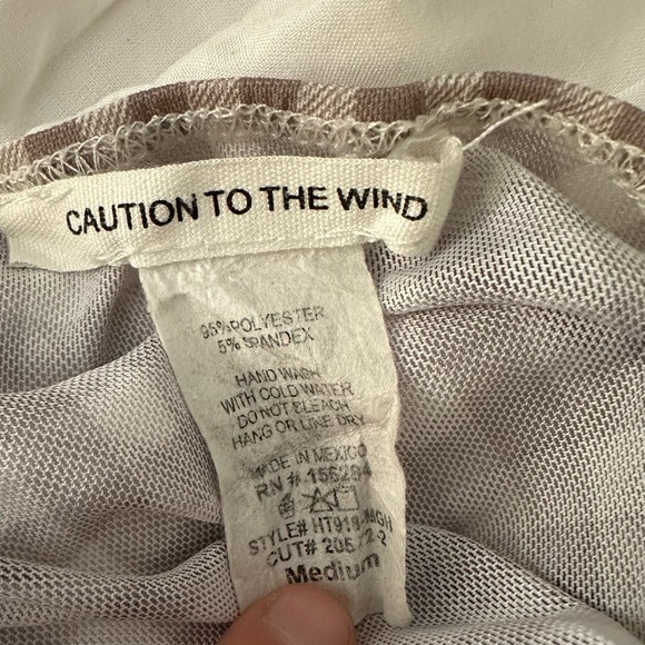 Gingham Off the shoulder crop top - Picture 3 of 6